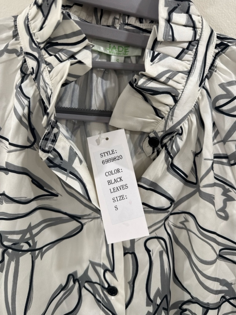 Jade Melody Tam Women’s Blouse Size Small NWT Black Leaf Print Ruffle Neck Top - Picture 6 of 6